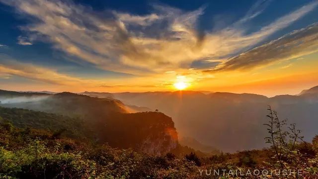 龙抬头 | 那夕阳下远眺的背影