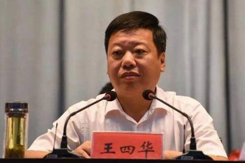 手持喇叭训斥多名局长的厅官收近千万判9年，妻子弟弟也受贿受审