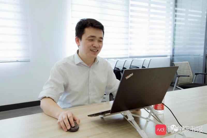 广东高校老师云上课：变身主播翻转课堂，还有老教授手写PPT