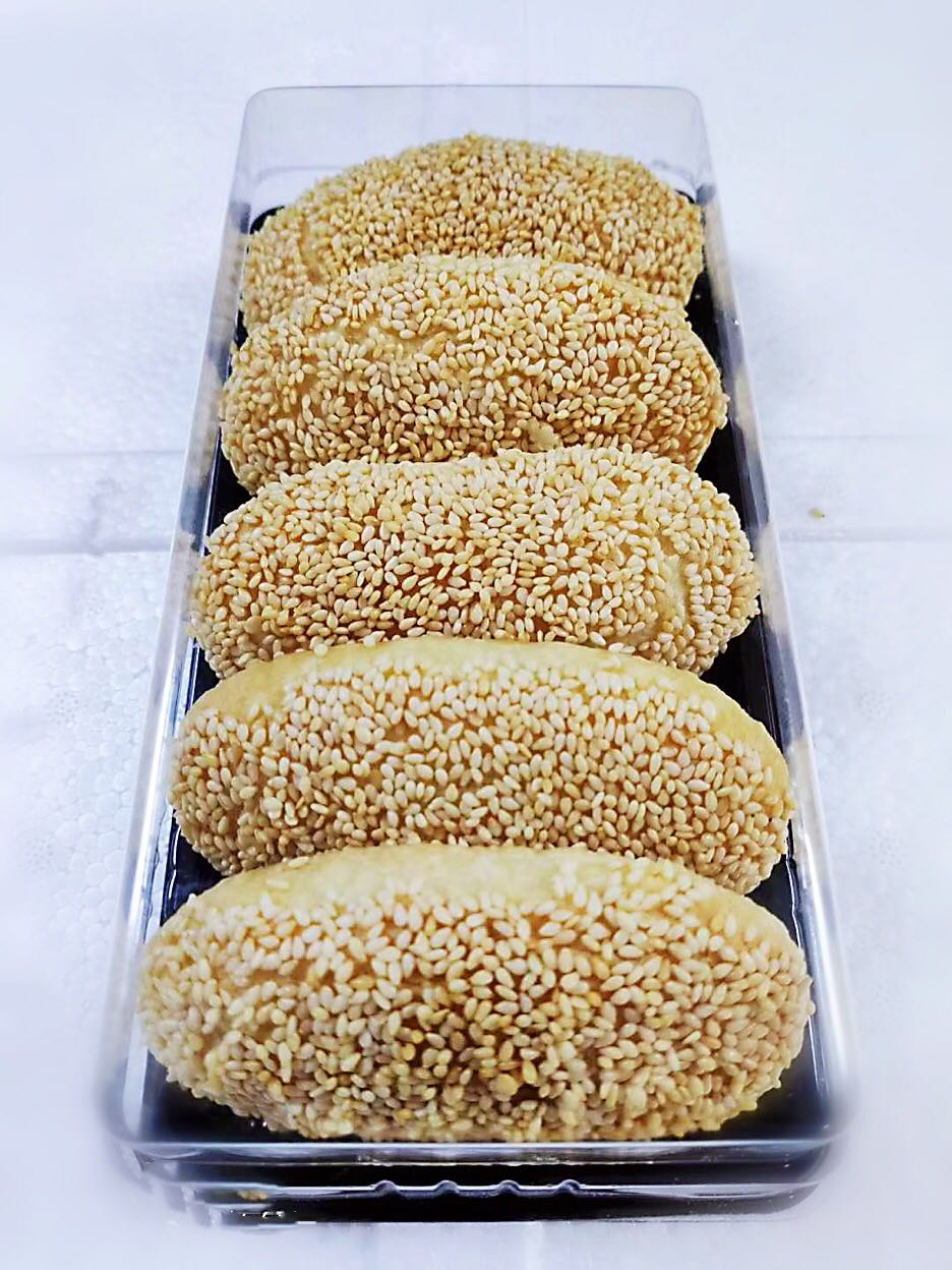 麻糕麻糕是常州独有的传统糕点,外表酥脆,内里软糯,趁热吃,更是香气