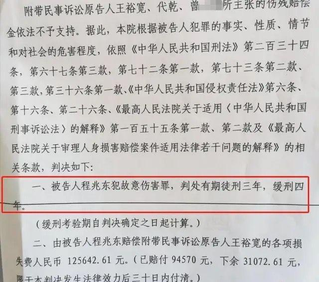 丽江打人事件(丽江大学生反抗10人围殴获刑案发回重审，当事人母亲：除反抗外没有其他选择)