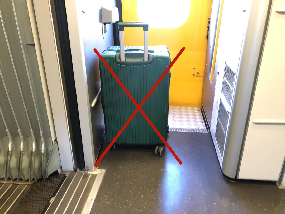 还有可能卡住动车组车门造成损坏5,每位旅客可以免费携带多少行李呢?
