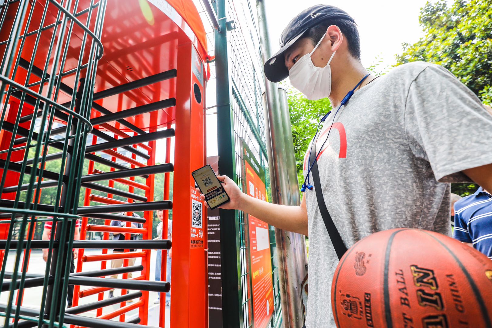 上海为什么举办nba(这一上海最著名的篮球圣地，为啥偏要加上这么一扇“门”？)