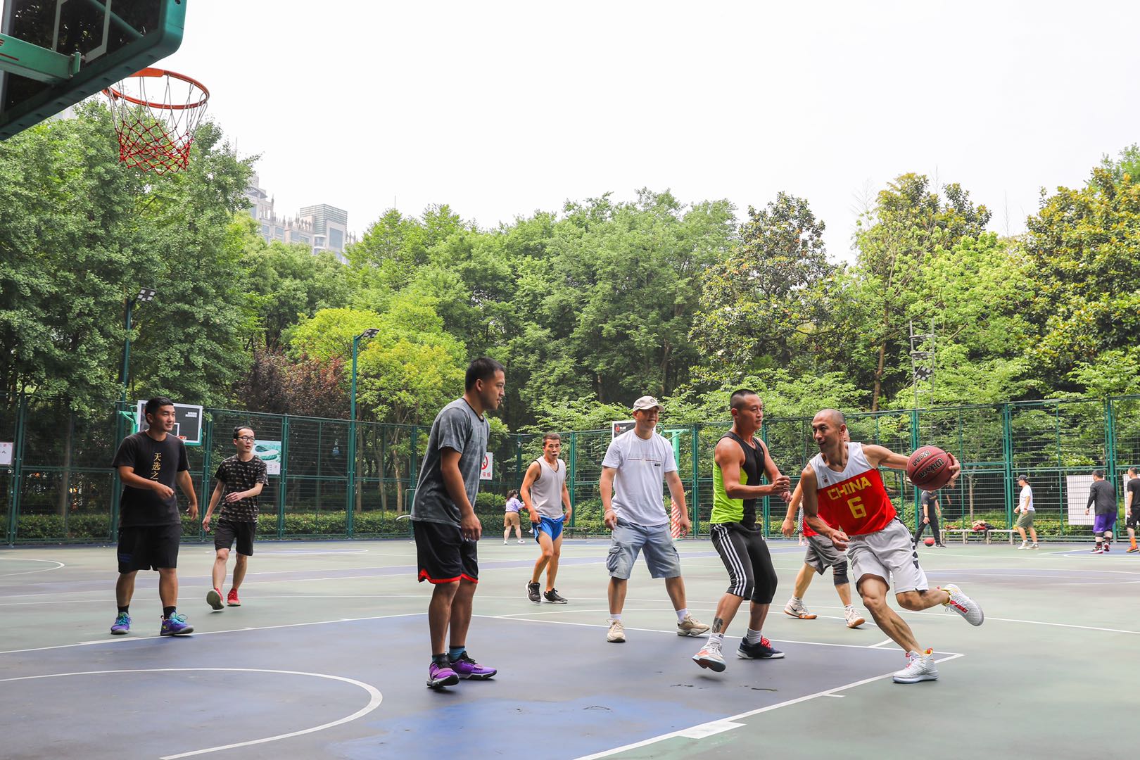 上海为什么举办nba(这一上海最著名的篮球圣地，为啥偏要加上这么一扇“门”？)