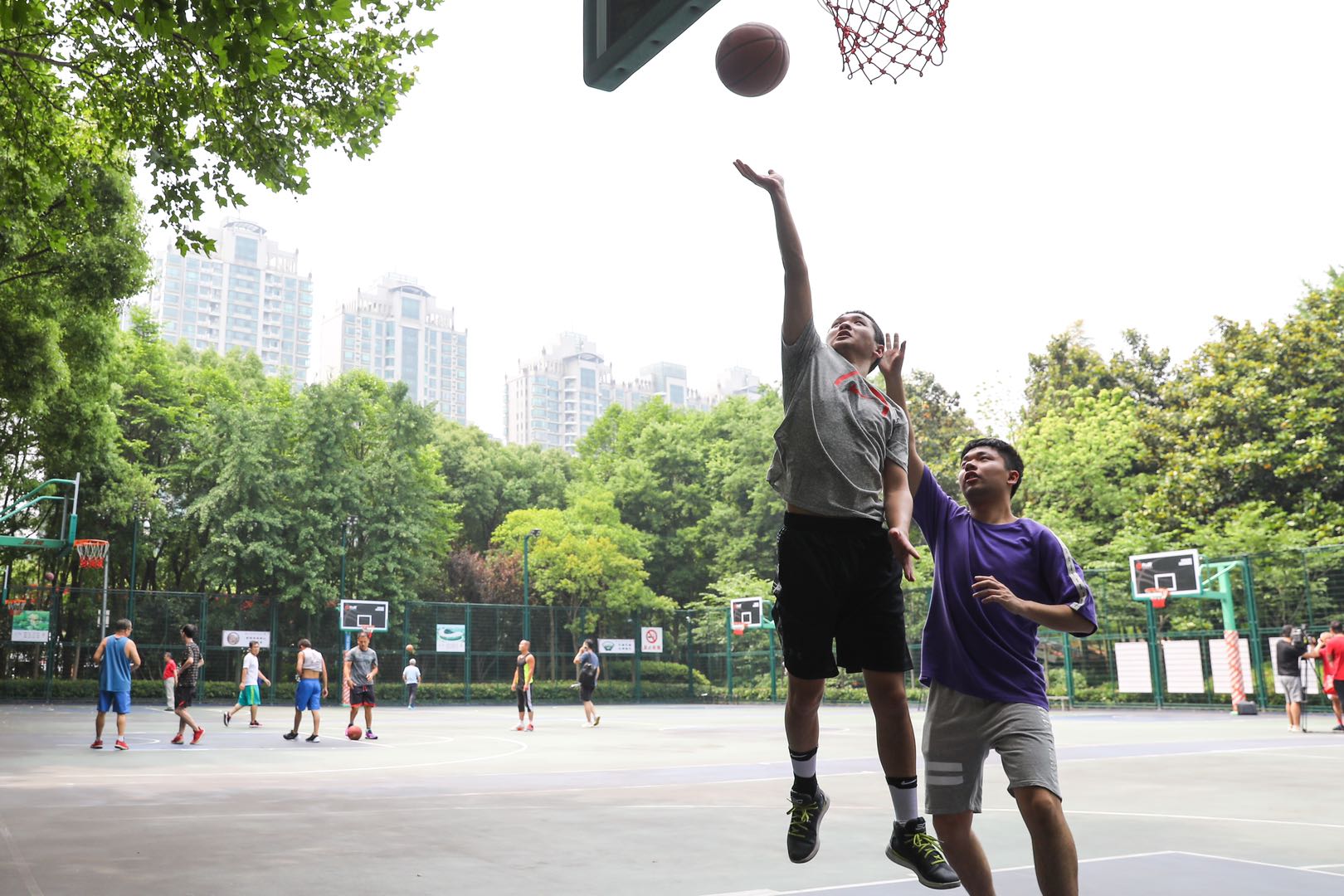 上海为什么举办nba(这一上海最著名的篮球圣地，为啥偏要加上这么一扇“门”？)