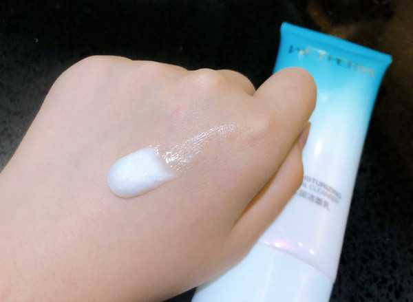 夏日清爽美肌的秘密，温碧泉透芯润洁面乳评