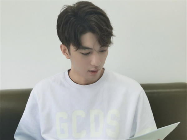 能说会道的哥哥了解下！高学历男神主持撞脸陈晓玄彬，该pick谁？