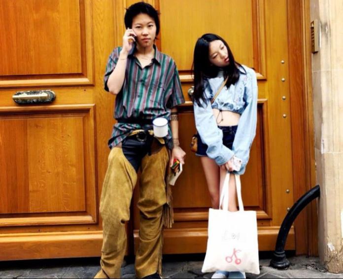 14岁李嫣再次当模特，穿超短裤玩下衣失踪，大长腿实力抢镜