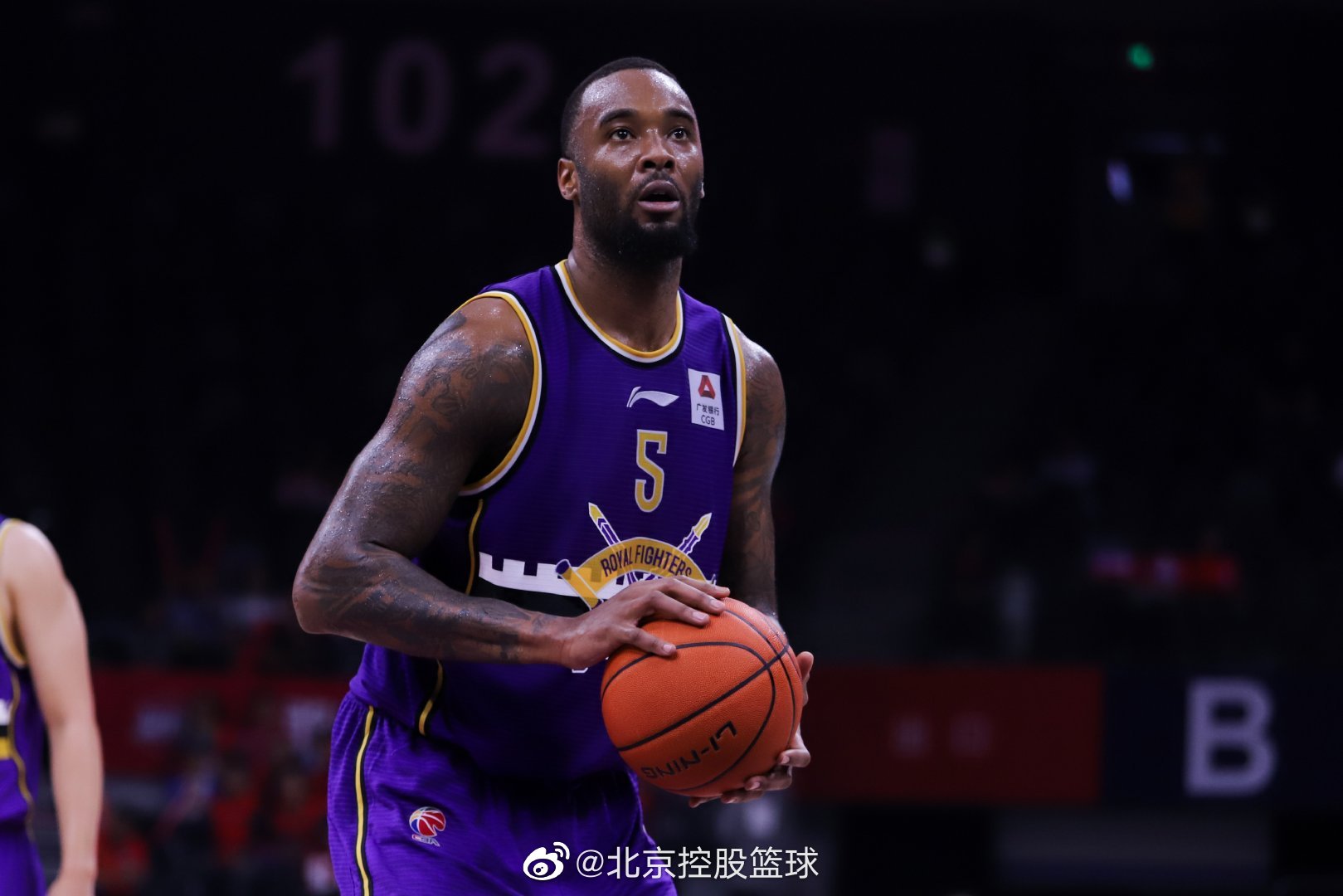 cba为什么唱国歌（CBA北控外援奏国歌时未行注目礼，停赛1场罚款1万）-趣拿体育