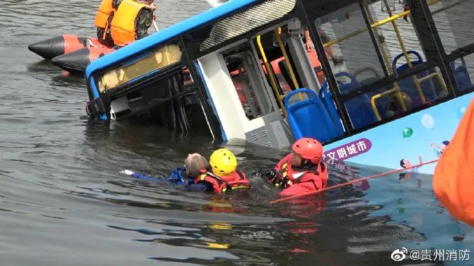 坠湖公交驾驶员身份初步查明...有乘客因一个动作幸运逃生