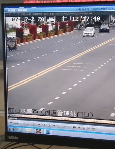 坠湖公交驾驶员身份初步查明...有乘客因一个动作幸运逃生