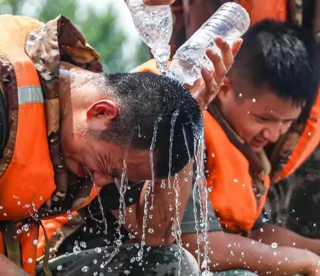 这36组抗洪勇士的"专属表情",看完瞬间泪目.