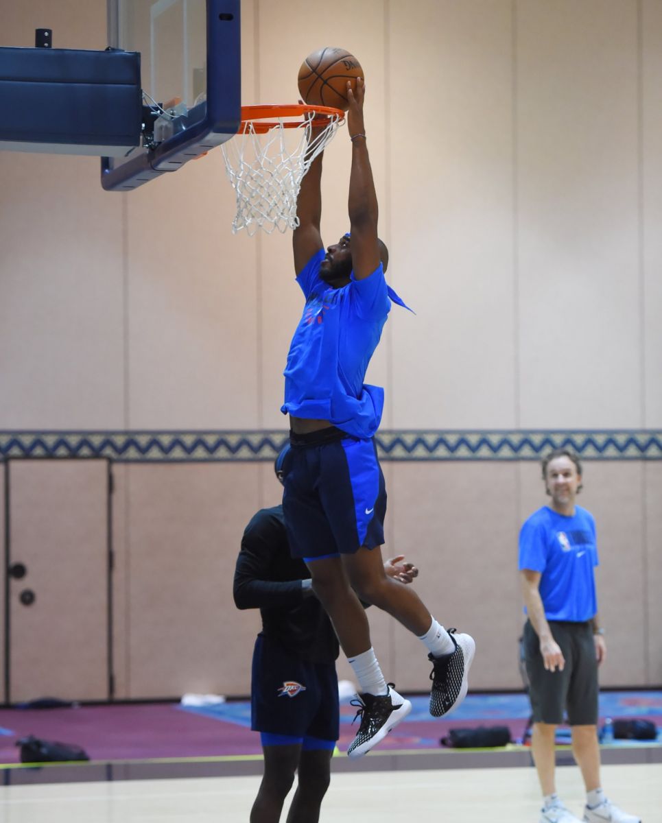 nba官推晒出克里斯-保罗训练期间扣篮帅照)