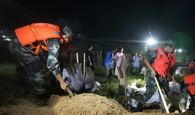 岳阳华容大堤漏洞，武警官兵紧急出动排除险情