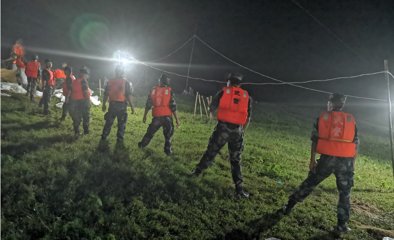 岳阳华容大堤漏洞，武警官兵紧急出动排除险情