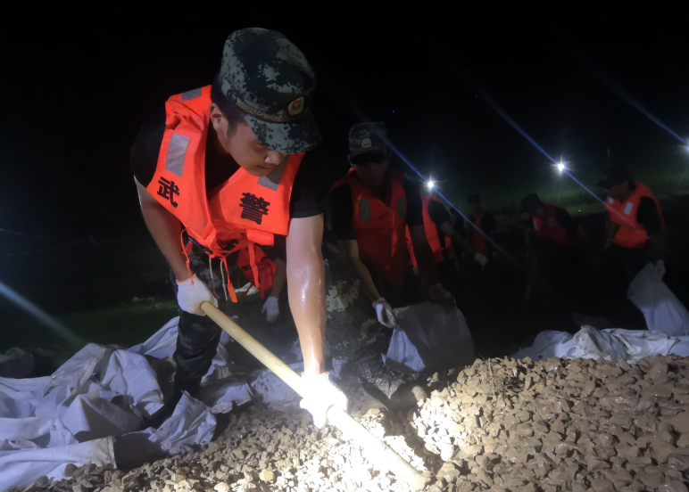 岳阳华容大堤漏洞，武警官兵紧急出动排除险情