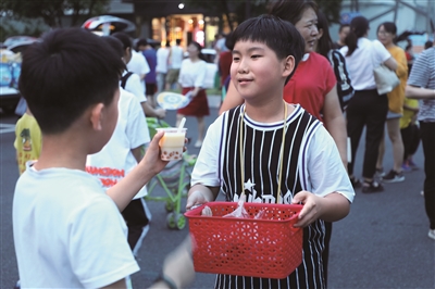 这是属于衢报小记者的夜市嘉年华，夏夜练摊好快乐