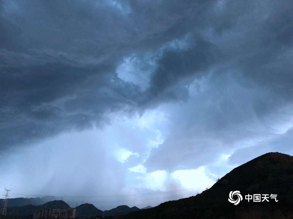 乌云翻滚的意思解释:乌黑色的云在天空中翻涌滚动.