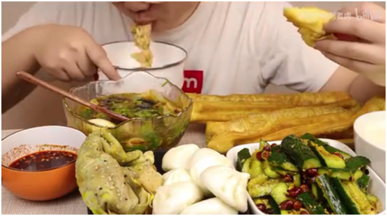 虛假大胃王主播有多浪費糧食？要么吃了馬上吐，要么吃后再催吐