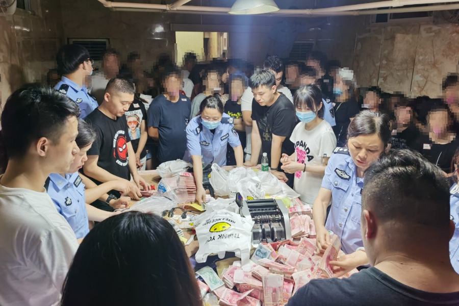 17年苏州运河夜夜有美女登船，警方锁定旧货船，破门后被震撼到了