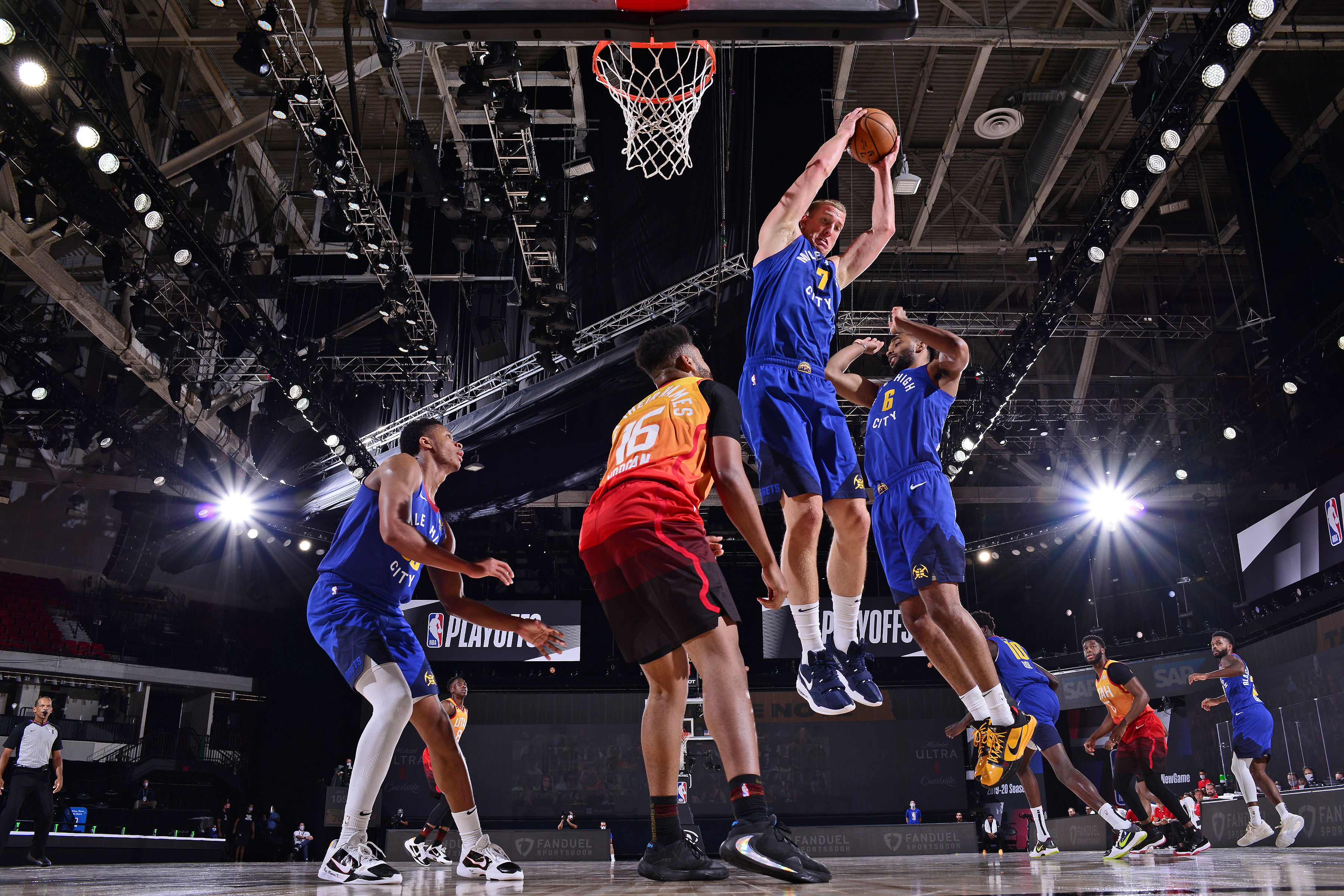 nba复赛为什么叫泡泡(NBA允许球员家属进入迪士尼，“泡泡”的防疫努力被戳破了)