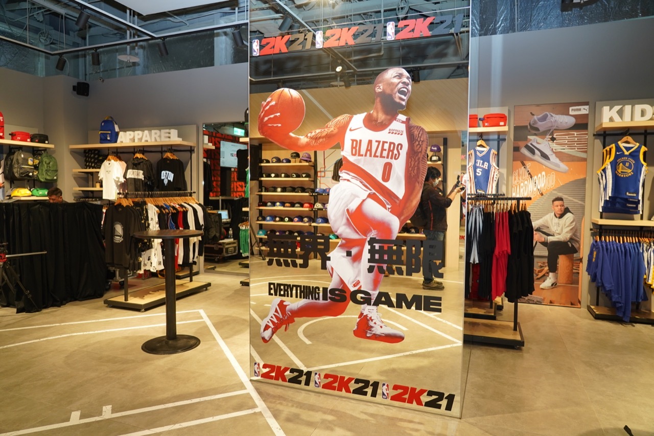 腾讯nba都有哪些广告(《NBA 2K21》巨幅广告现身台湾NBA专卖店 明星助阵)