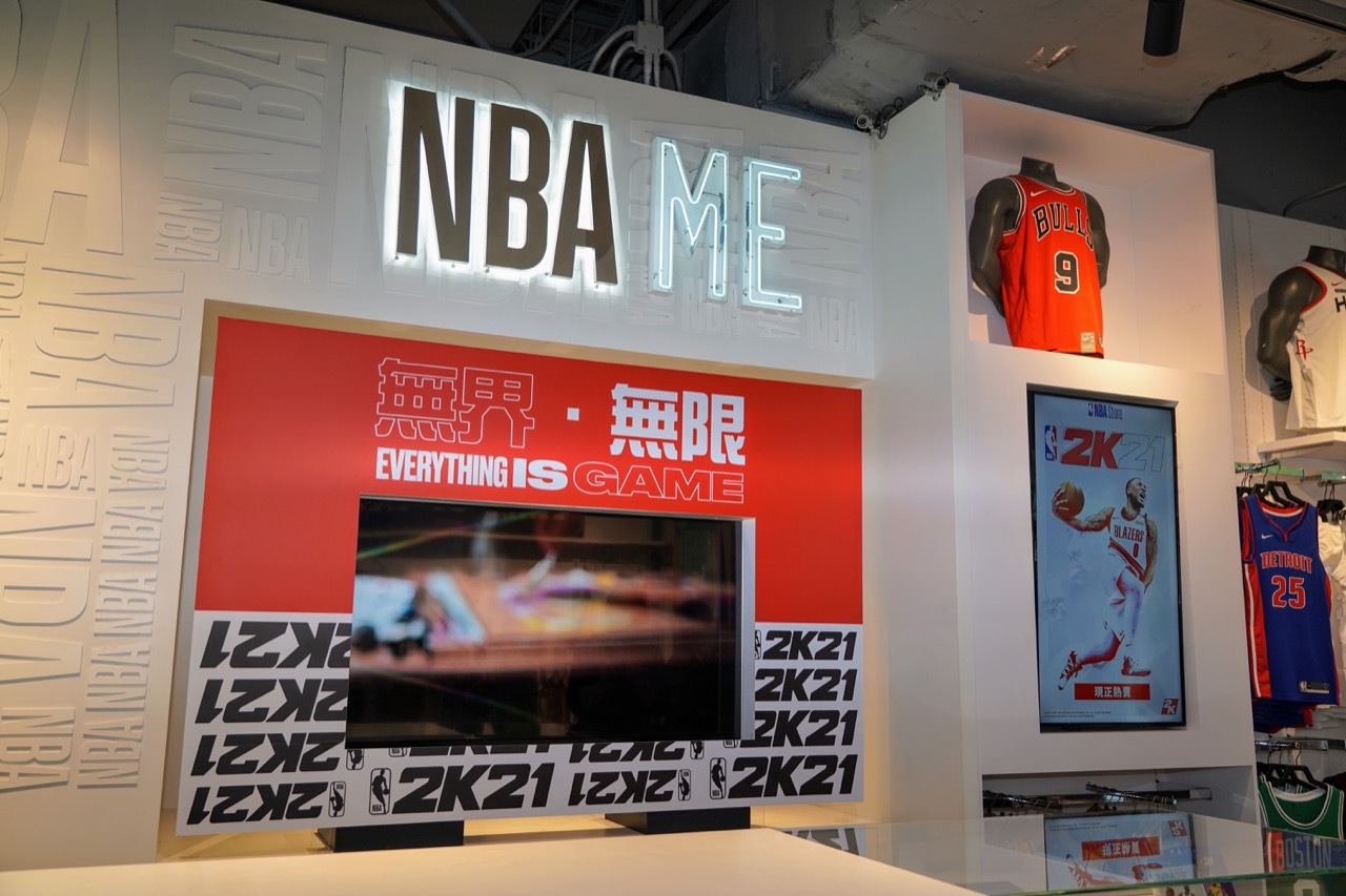 腾讯nba都有哪些广告(《NBA 2K21》巨幅广告现身台湾NBA专卖店 明星助阵)