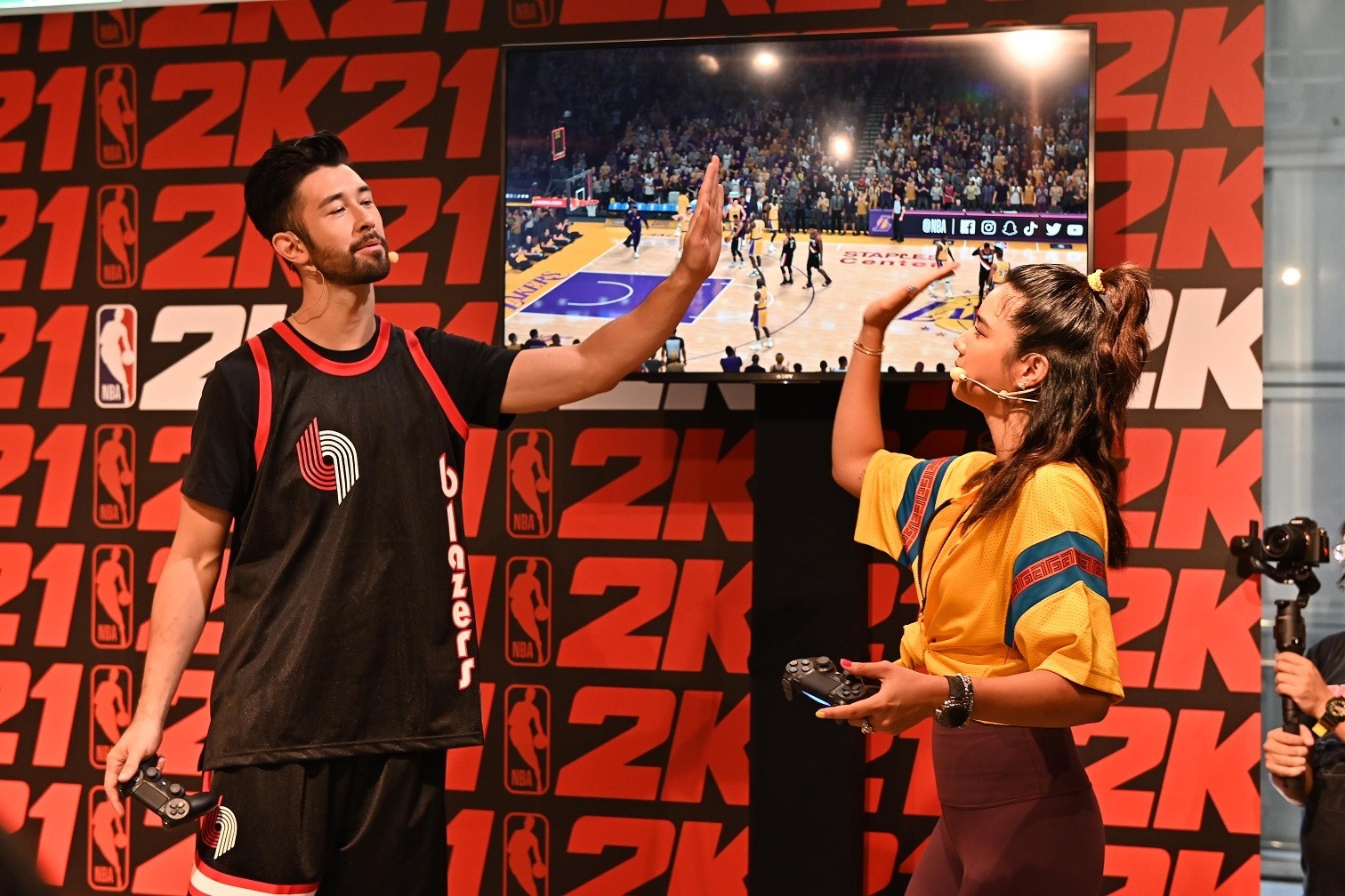 腾讯nba都有哪些广告(《NBA 2K21》巨幅广告现身台湾NBA专卖店 明星助阵)