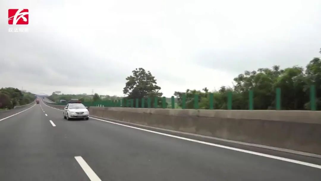 货车司机口渴拿起水瓶，结果喝下整瓶防冻液……