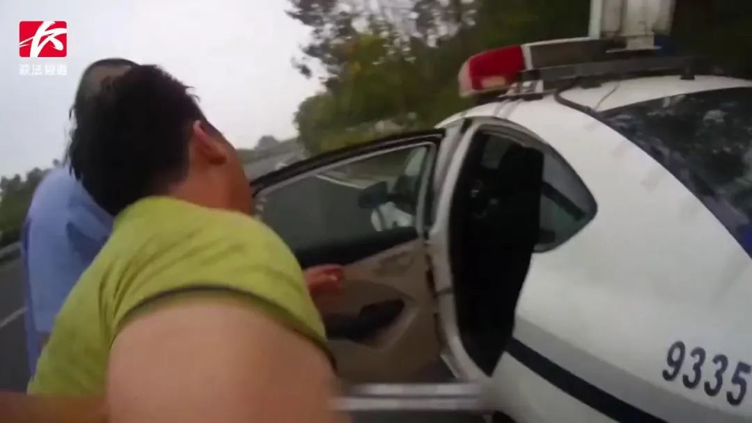 货车司机口渴拿起水瓶，结果喝下整瓶防冻液……