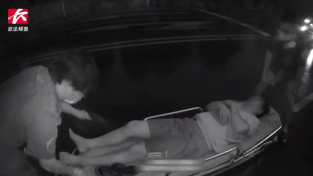 货车司机口渴拿起水瓶，结果喝下整瓶防冻液……