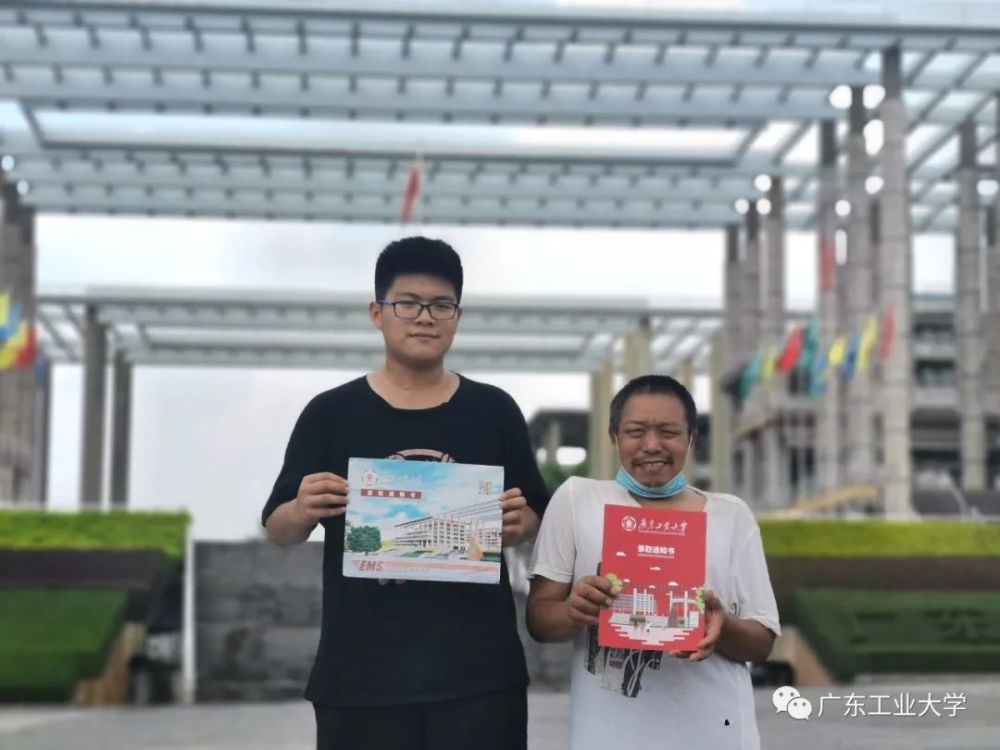 曾在街头乞讨的00后男生大学报到！父亲：原来梦想真的可以实现