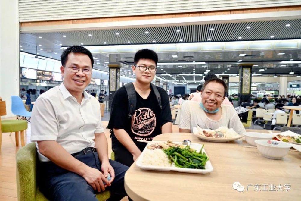 曾在街头乞讨的00后男生大学报到！父亲：原来梦想真的可以实现