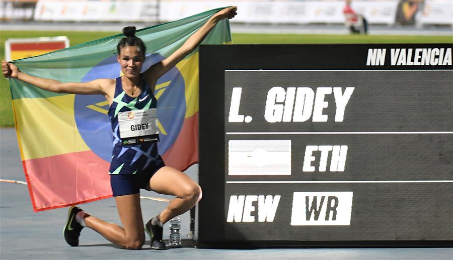 吉迪打破女子5000米世界纪录