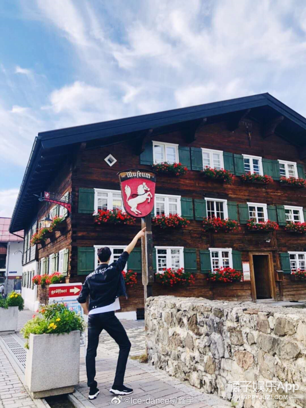 喜欢旅行,颇有韩系爱豆的气质,日常是吃吃喝喝,以及晒女友……再次