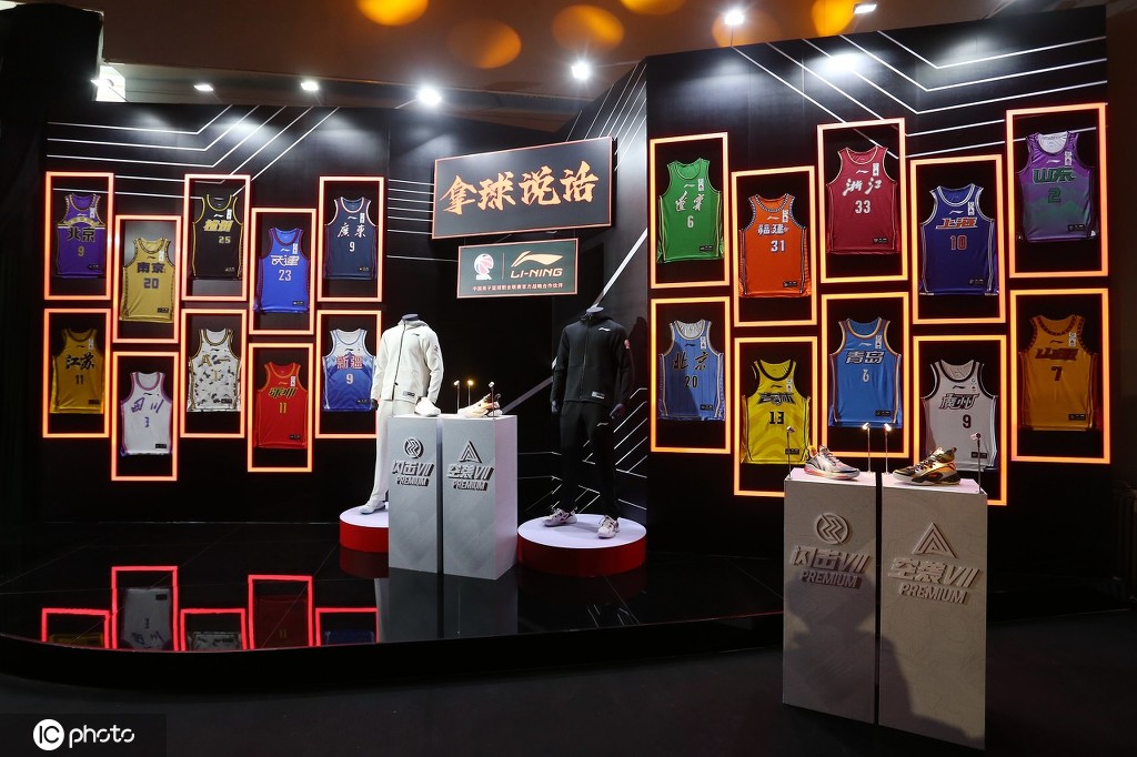 nba球服上为什么有中文(CBA推出中文版球衣，球迷会买账吗？)