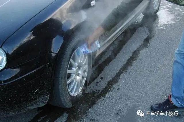 拉着手刹就开车，会有什么后果？