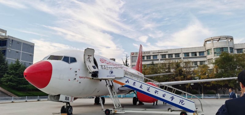 校园像个现代交通展览馆：山东这所网红大学有的不止大飞机