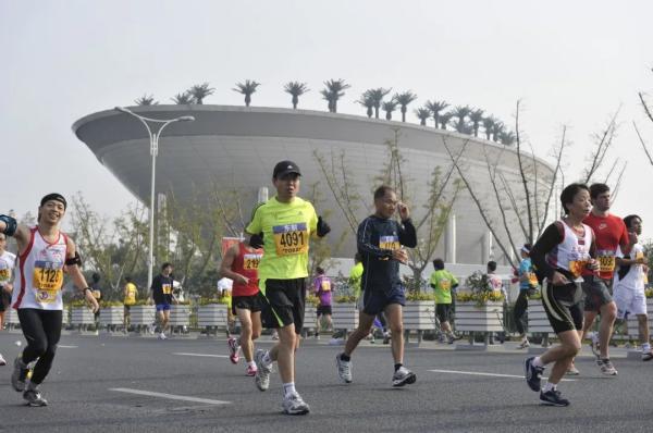 上海国际马拉松赛(两周后开跑，24图回顾“上马”成长历程→)