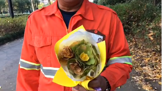 好甜啊！杭州环卫工人用银杏落叶编成花，送给老婆当生日礼物