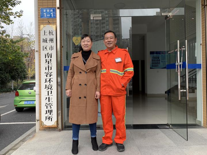 好甜啊！杭州环卫工人用银杏落叶编成花，送给老婆当生日礼物