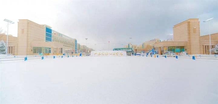 大雪后的山东商务职业学院，分外清澄明澈
