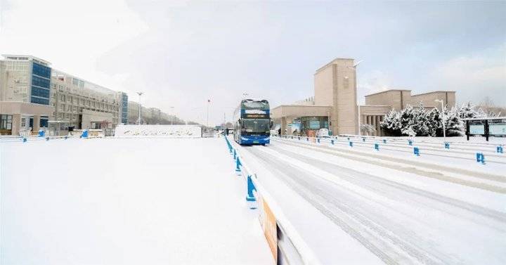 大雪后的山东商务职业学院，分外清澄明澈