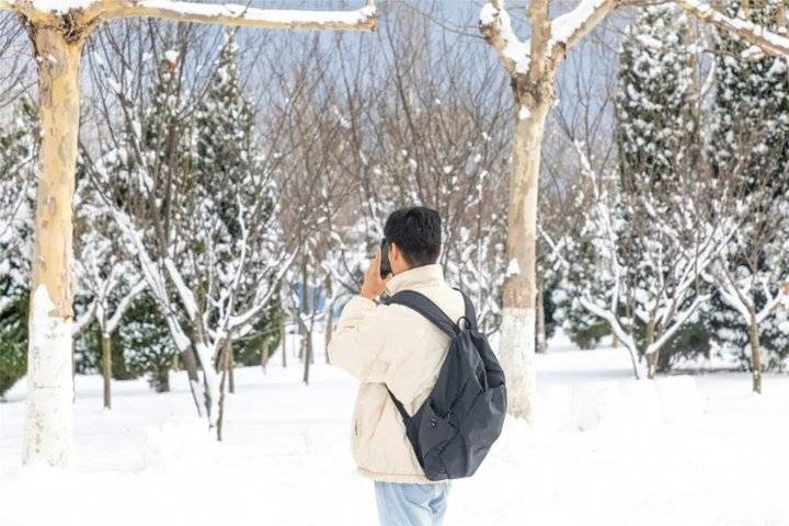 大雪后的山东商务职业学院，分外清澄明澈