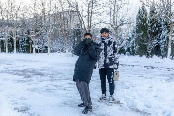 大雪后的山东商务职业学院，分外清澄明澈