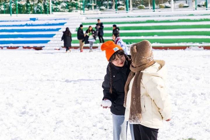 大雪后的山东商务职业学院，分外清澄明澈