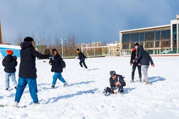 大雪后的山东商务职业学院，分外清澄明澈