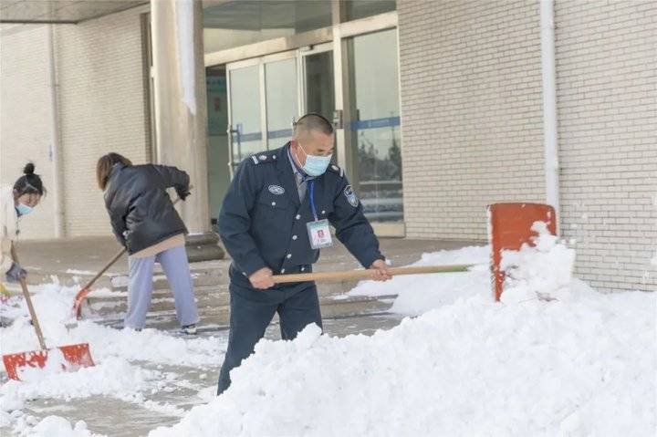 大雪后的山东商务职业学院，分外清澄明澈