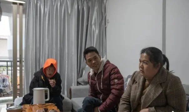 前cba球员王晶是哪里人(火遍全网的独臂篮球少年搬来东莞了！还加入了大朗的球队，夺了冠)