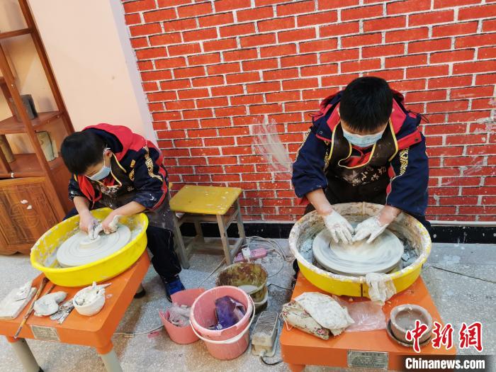 非遗进课堂：少数民族优秀文化教育如何“接地气”？